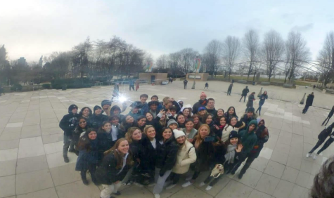 The seniors take a photo of their reflections at The Bean attraction in Chicago, Illinois; picture taken by @23niorsdigital on Instagram