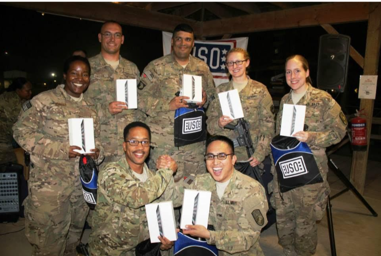 Seven+soldiers+receive+iPads+from+the+iPads+for+Soldiers+organization.