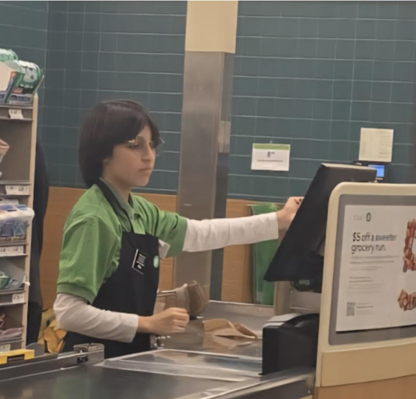 Senior Isabella Moralez Lopez rings up groceries during her shift at Publix on Sept. 15. “I learned to stay calm even when customers get upset,” Moralez said. (Micaela Cignoni)