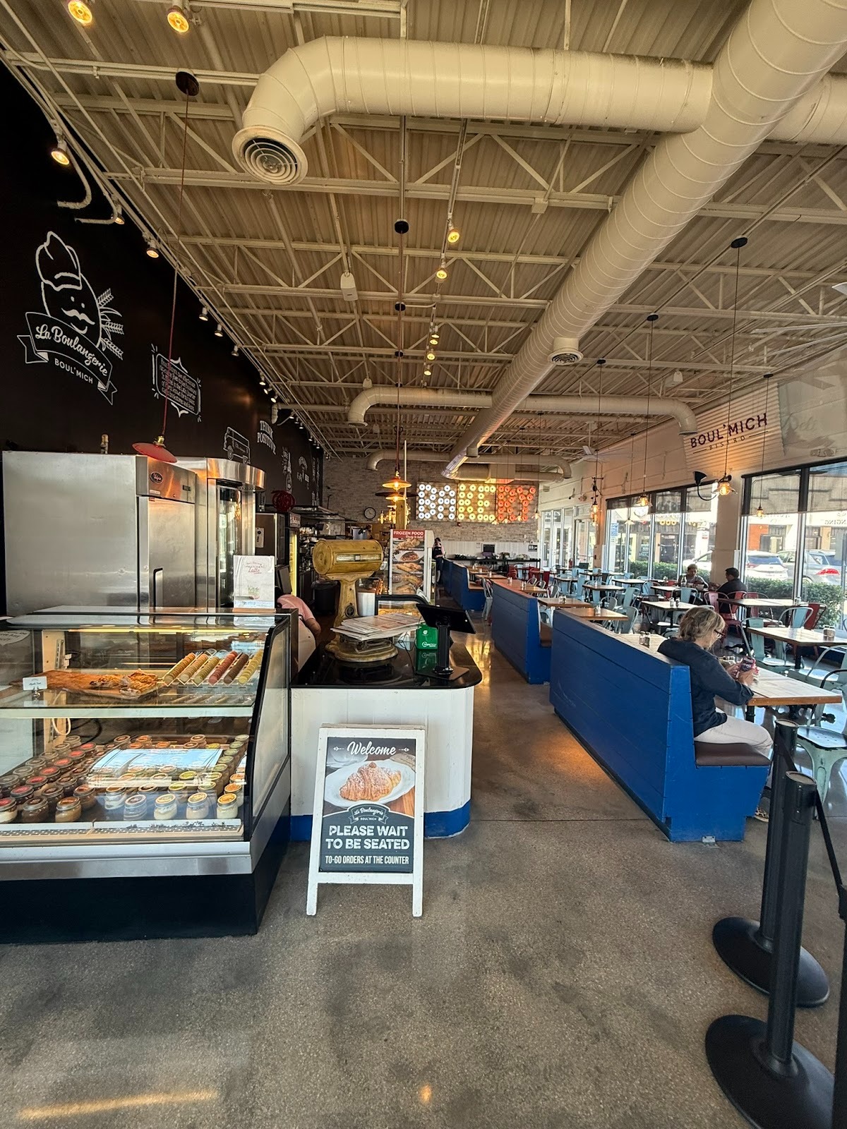 La Boulangerie Boul’Mich at Pinecrest welcomes newcomers with its comforting atmosphere and appetizing pastry display. 